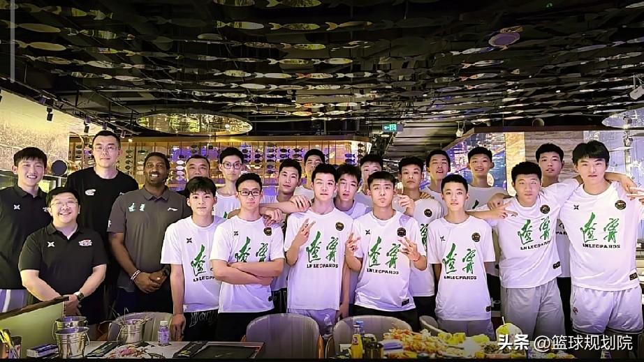 大韩带领辽宁男篮青年才俊共度晚宴，梅奥出席彼此聚餐。

感觉辽宁男篮青训要起来了