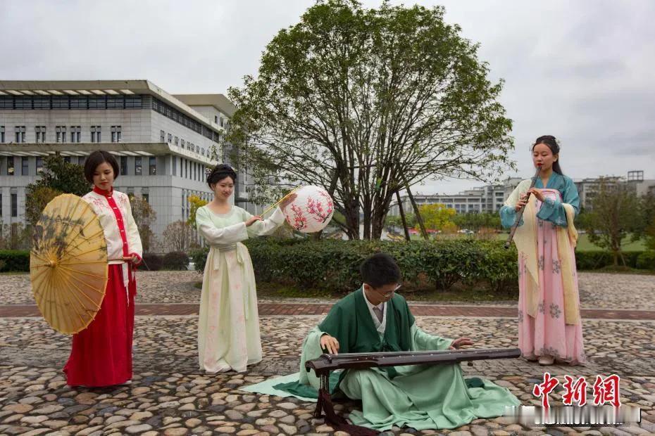 春分时节万园香，桃花朵朵艳芳菲，伍秋媛原创七律：

一，
春风百树馥摇姿，
雾散