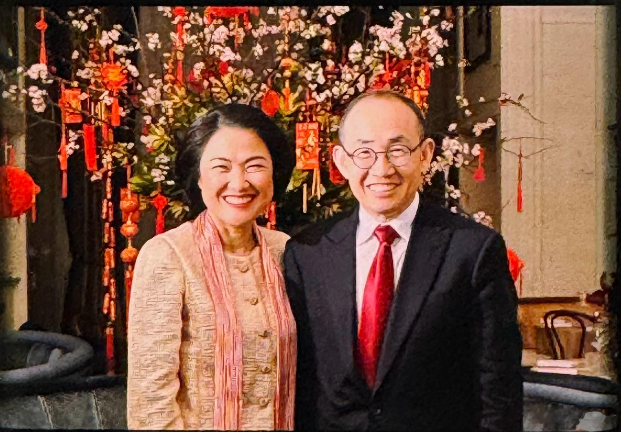 大洋彼岸，张欣、潘石屹夫妇于纽约遥祝佳节安康。纵横商海数十载，他们精准踏准周期、