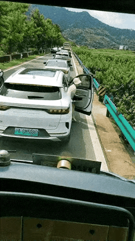 大妈你这样做对吗？那是农民伯伯辛苦种来的