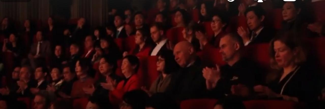 在海外的新春舞台上，琵琶与小提琴的旋律交织共鸣，传统与现代在此刻相融。身着旗袍的