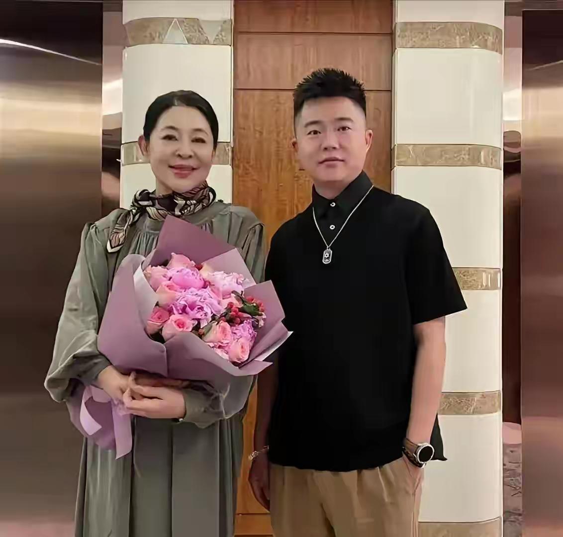 倪萍和前夫王文澜的宝贝儿子虎子在美国留学，高大帅气，仪表堂堂。据说虎子身高有一米