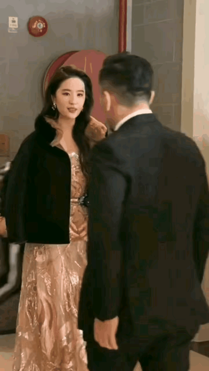 站在天仙前面的男人是谁，感觉好没分寸
