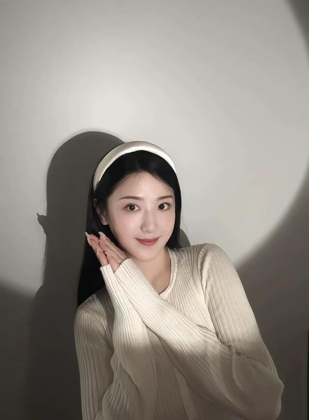 温柔甜美的少女，头戴发带，微笑动人。