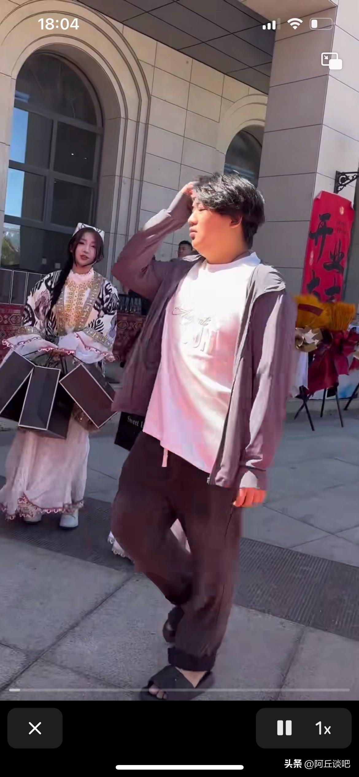 全红婵哥哥真的出席活动太丢人了，一双拖鞋，一件防晒衣，满头乱发，这个像是出席活动