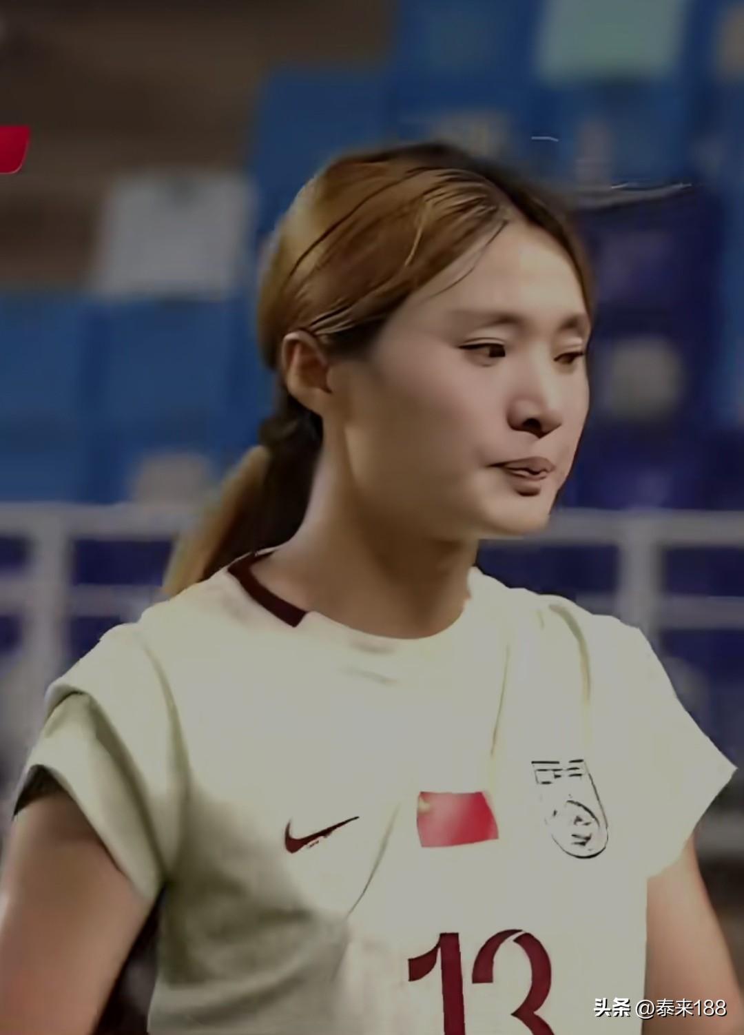 中国女足美女众多，近距离欣赏下13号金坤，她眼睛、脸庞符合国人的审美。金坤来自四