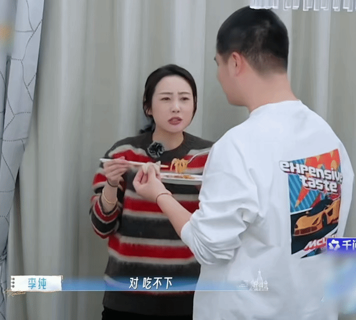 马頔李纯不能共情口出狂言的自己 嘴硬终究敌不过美食诱惑。马頔与李纯一开始坚决表示