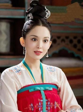 和迪丽热巴一样因为美貌进入娱乐圈走红多年的古力娜扎，私生活比神秘的迪丽热巴喧嚣得
