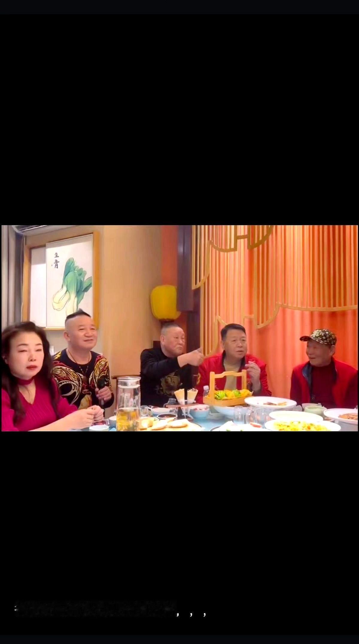 四月初的合影还在手机里亮着，米东风却已走了。
那张照片被作者连发五个感叹号挂出来