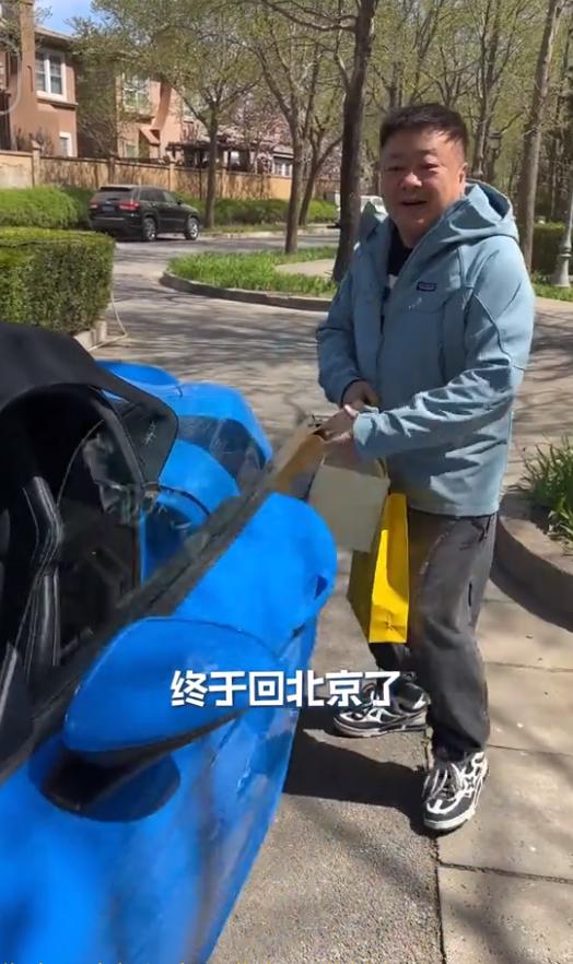 60岁洪剑涛开着亮蓝色保时捷跑车专程回家看望87岁的老母亲。老太太住独栋大别墅，