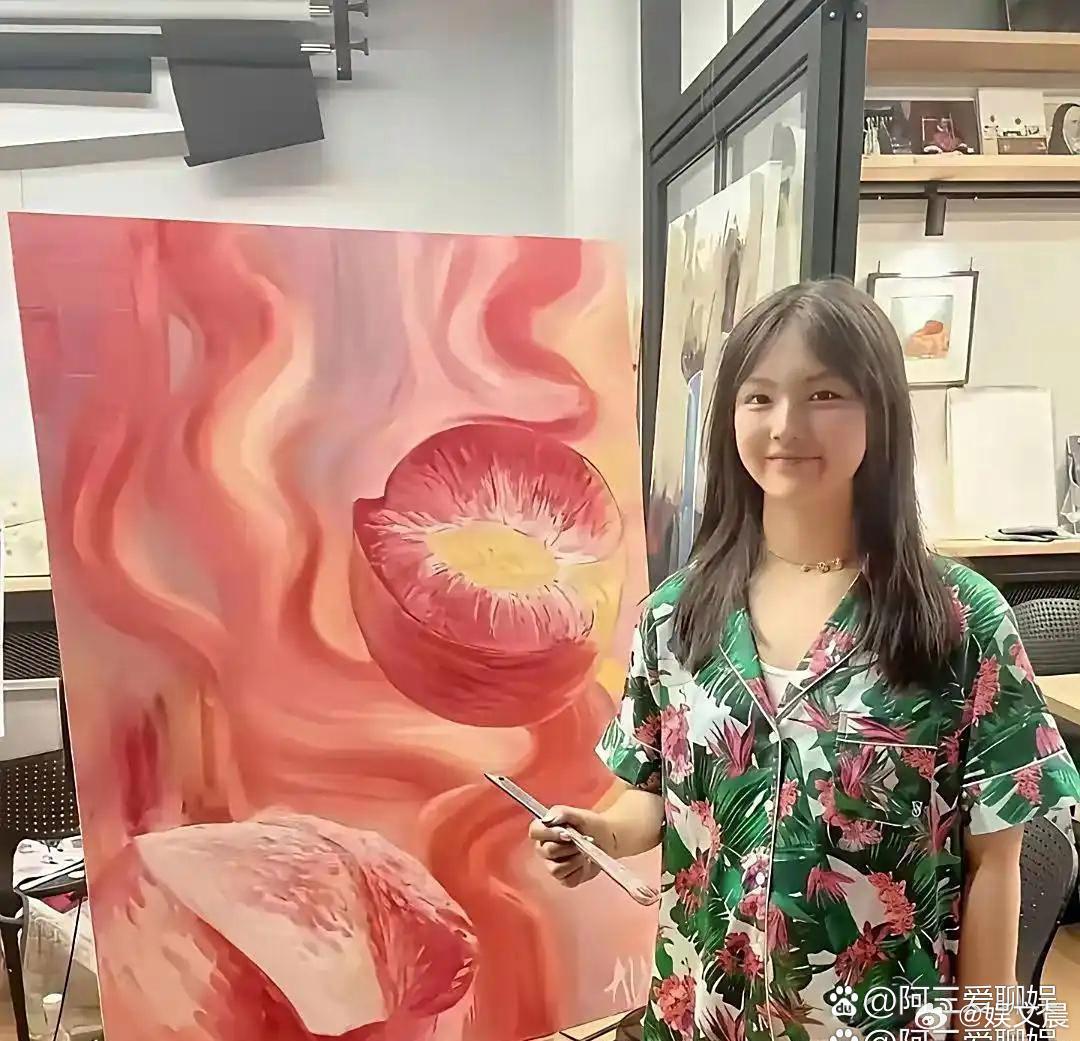 左边是冯小刚女儿的画作，右边是李湘女儿的作品，两幅画摆在一起对比，大家觉得两位小