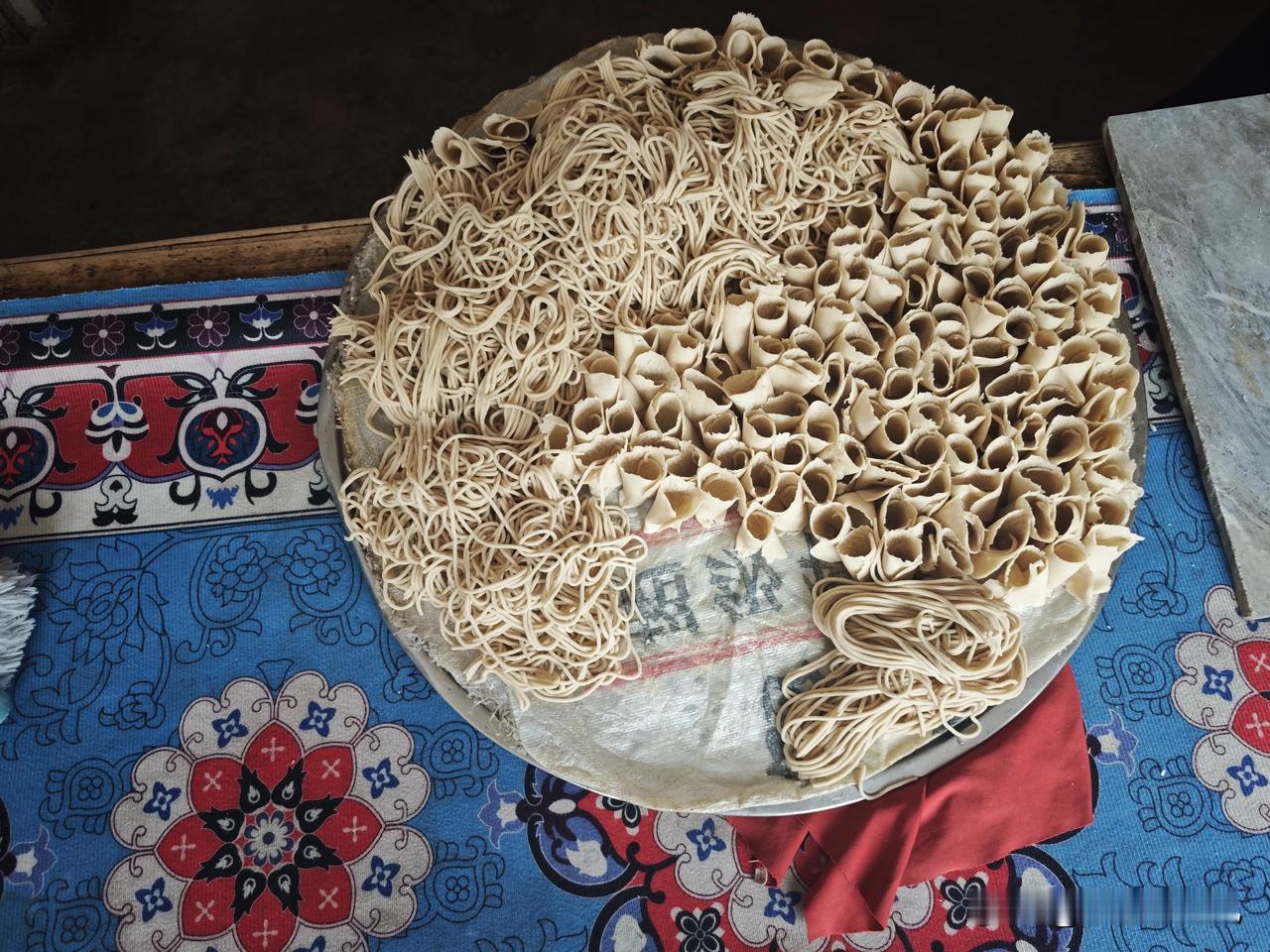 风从张家口吹过，带着莜麦的清苦与麦浪的温柔，在张家口的灶台间，酿成了最动人的烟火