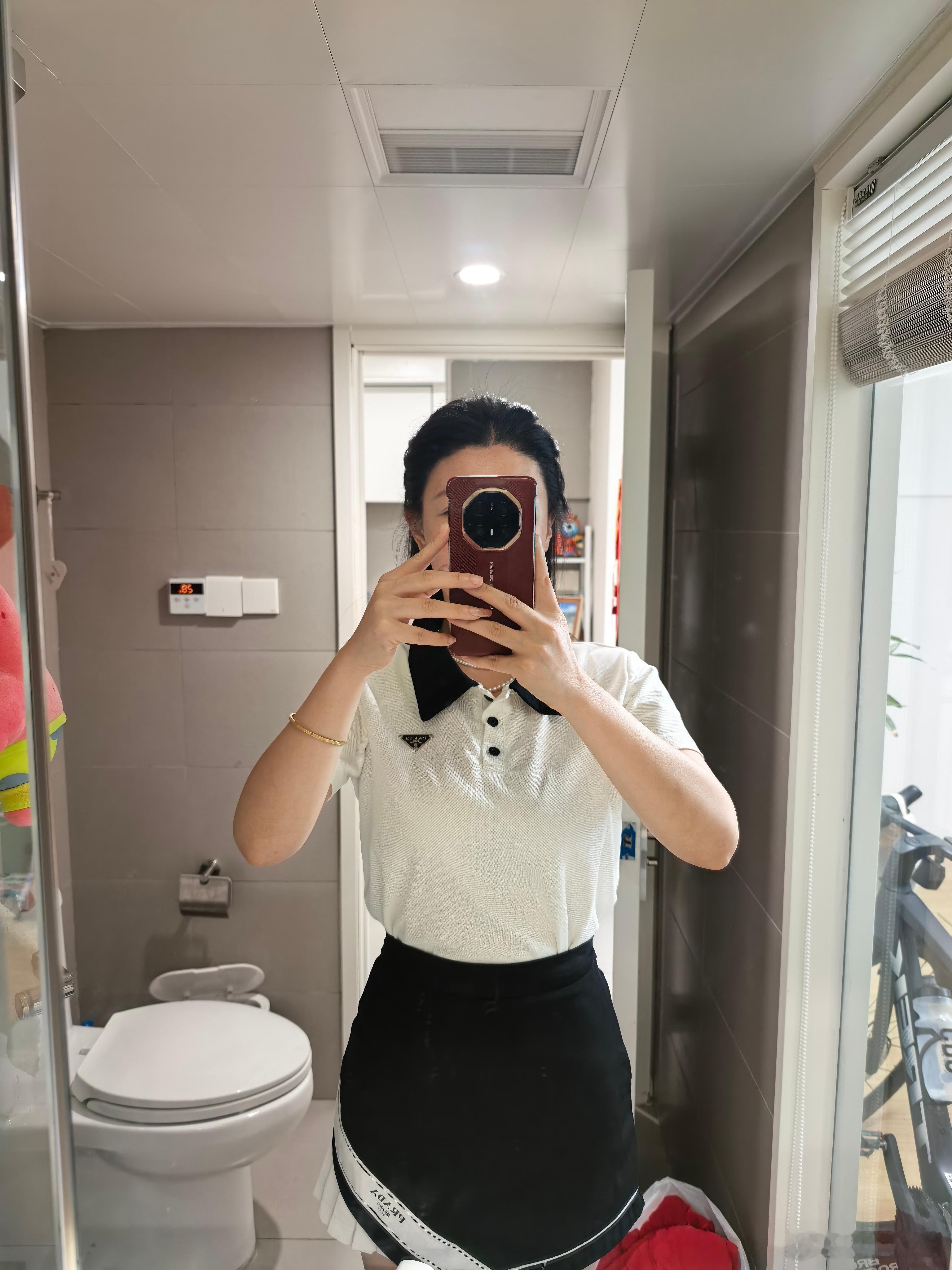每次穿上这身衣服，我都感觉自己回到了学生时代一样[哈哈] ​​​