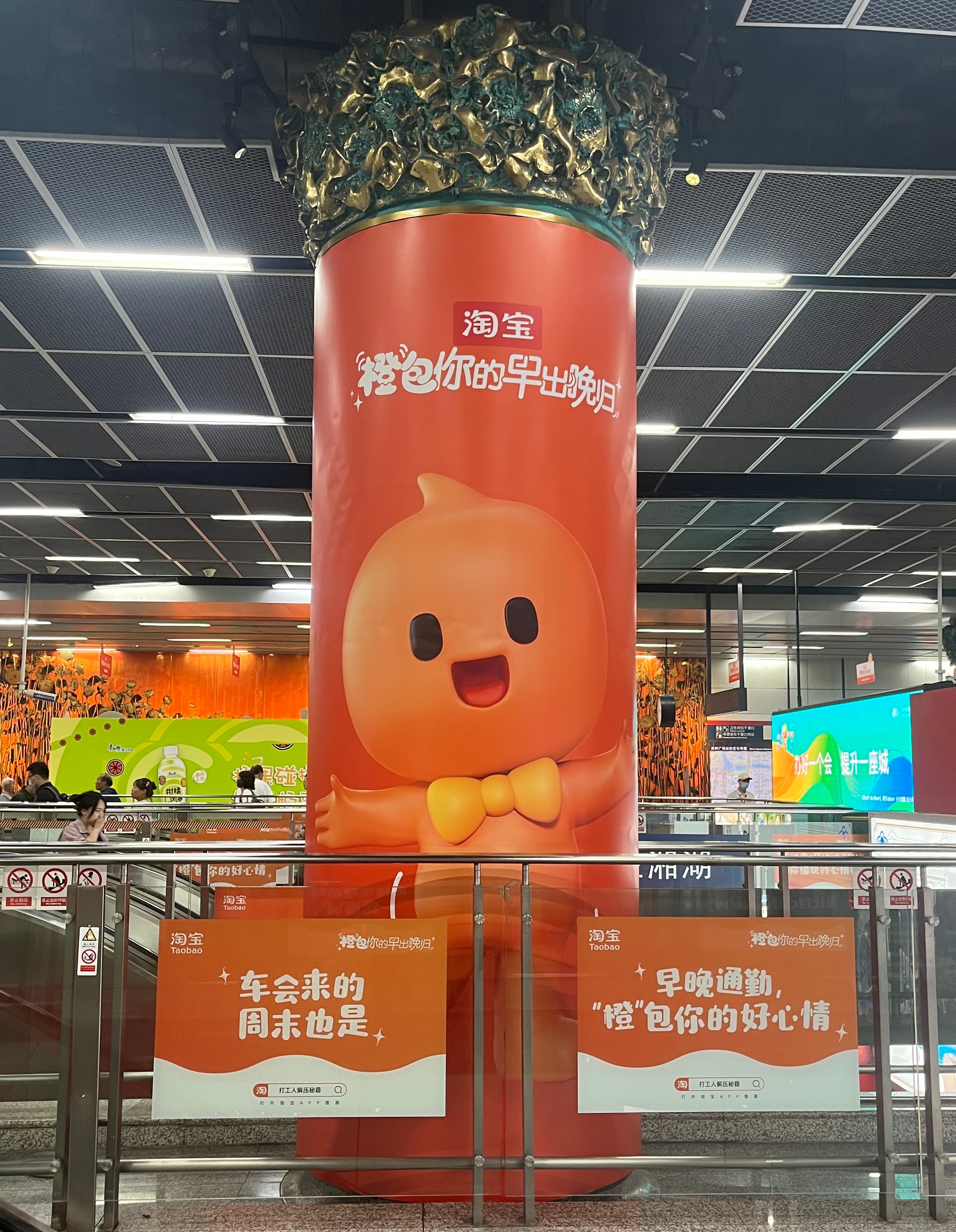 赶早八地铁，加晚十夜班，当代打工人哪有不疯的！长假过后的超长工作周，大家通勤的痛