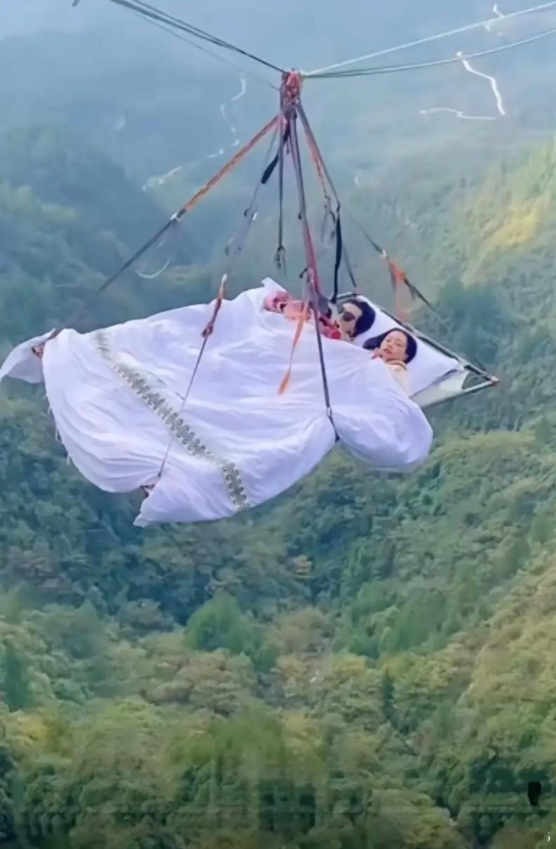 体验空中睡觉一晚，据说价格每人500，你敢挑战吗？ 