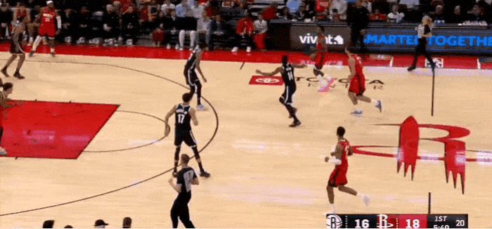 强势复苏！伊森强硬完成上篮得分！
在今天NBA常规赛火箭对阵篮网的第一节比赛中，