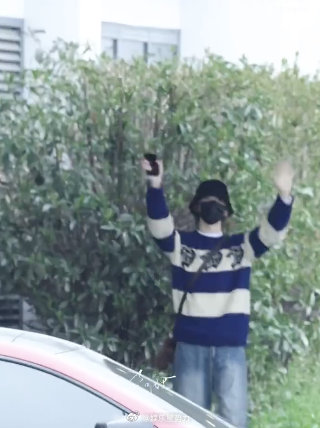 马柏全一见到粉丝就变雨刷器了 上海出发路透🈶！马柏全一见到人就笑眯眯地挥手，根