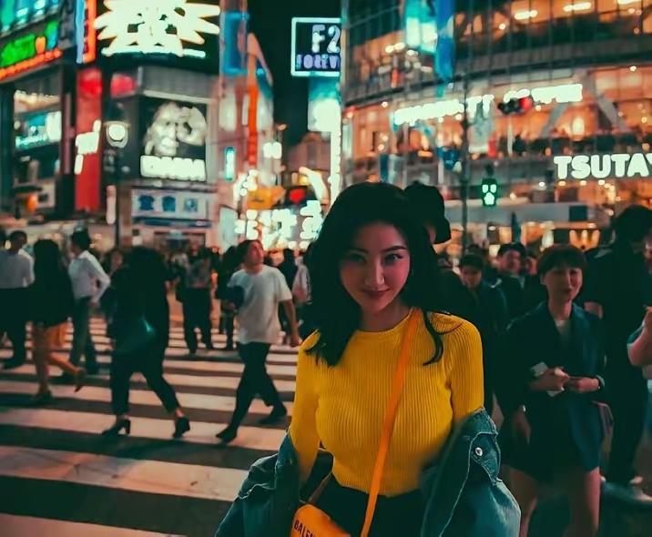 【31岁景甜晒近照，篮球胸尖下巴抢眼，身材完美女人味十足】31日，景甜晒出一组照