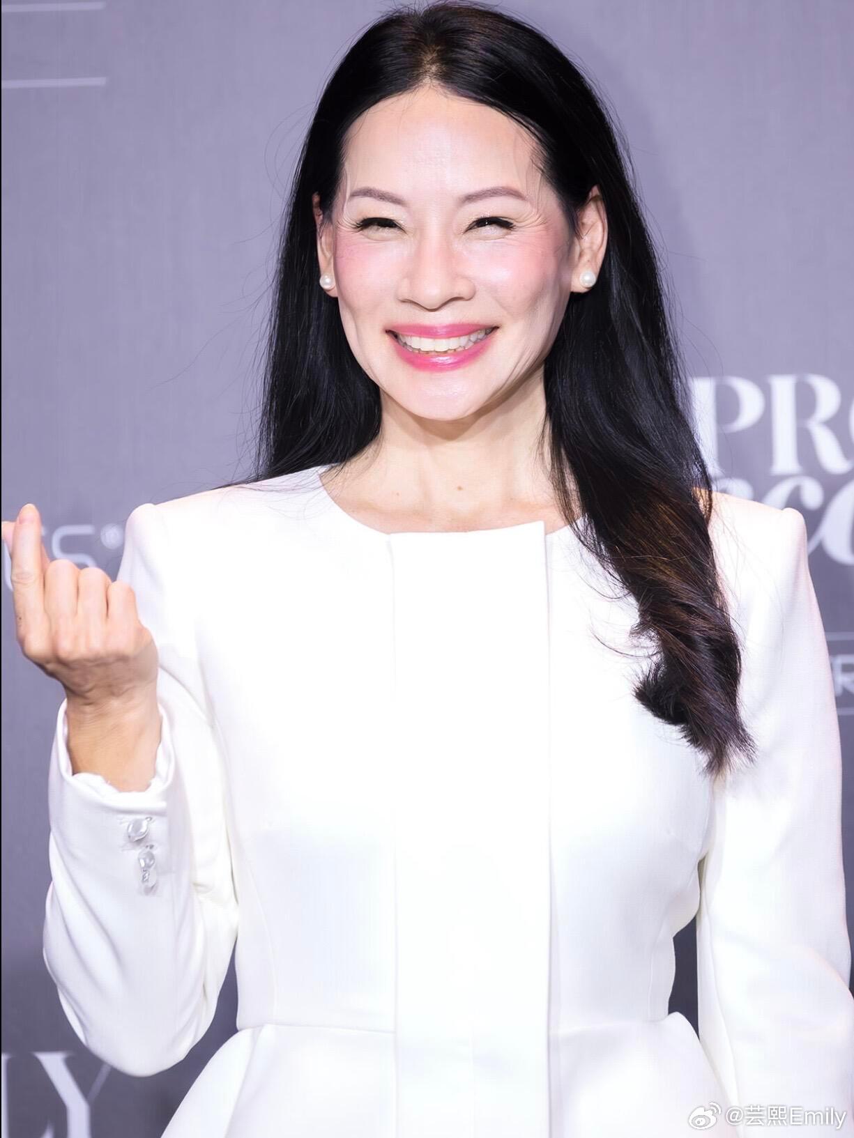 许久未公开出席活动的刘玉玲现身韩国首尔Merz Aesthetics活动。一身R