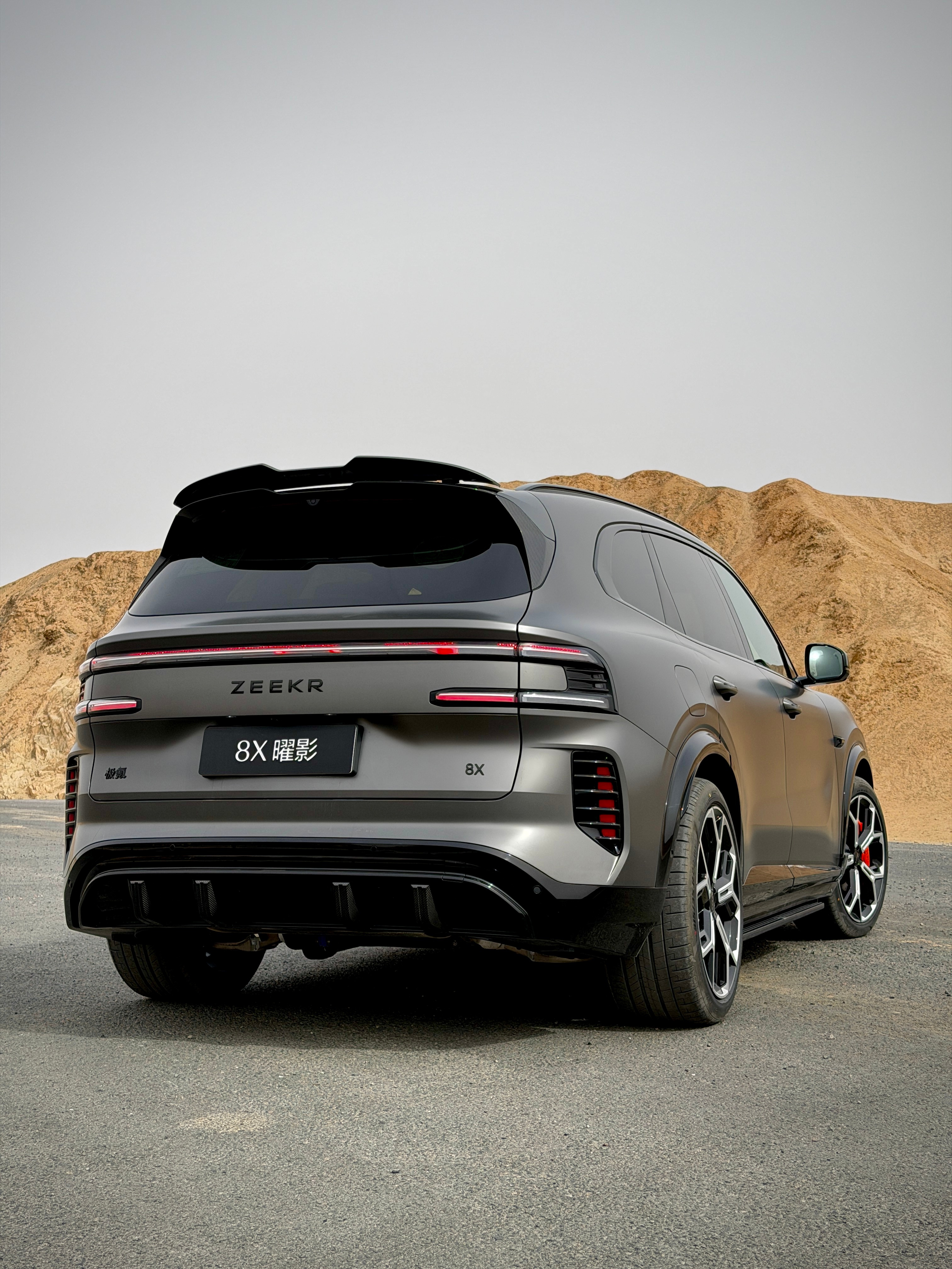 兄弟们！当我开上它你该拿什么车应战？今天我要开一天极氪8X曜影 别的不让多说，N