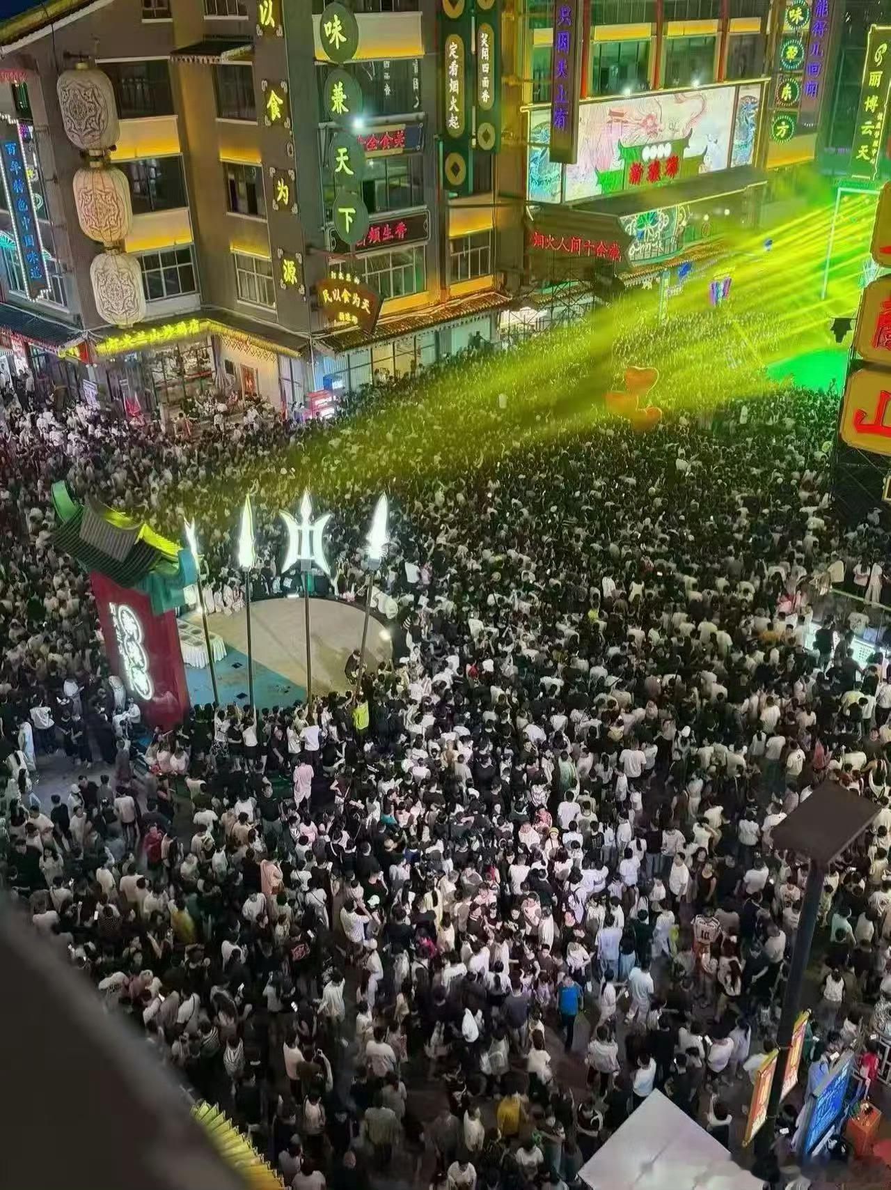 高迪发文：山东的哥姐们，太热情了。因为客流量太多政府担心大家安全问题。所以取消，