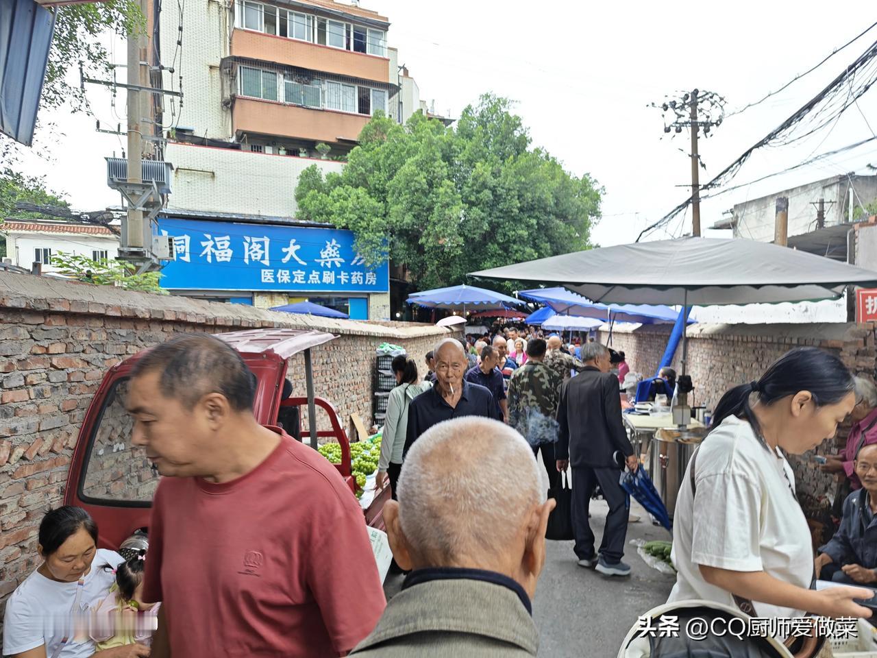 穿梭在熙攘街头，感受季节更替的脉搏。👟 手中热饮暖手，心中期待满满。☕️ 遇见