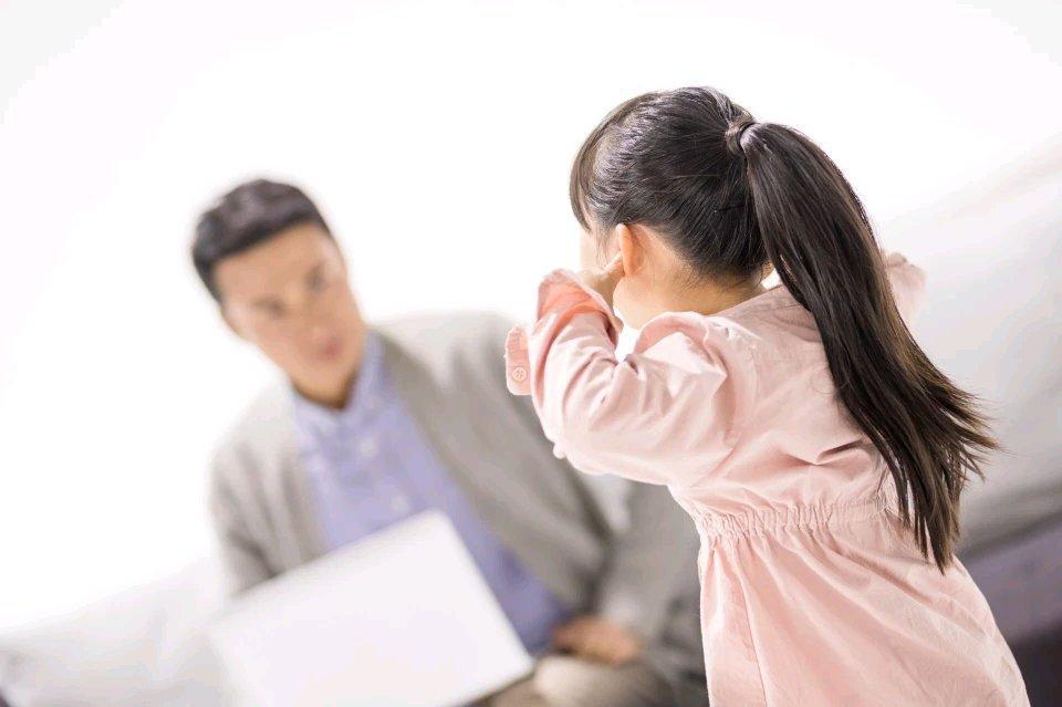 吼孩子可以，但请避开这几句“有毒”的话，否则越吼孩子越差劲 第一句：“你怎么这么