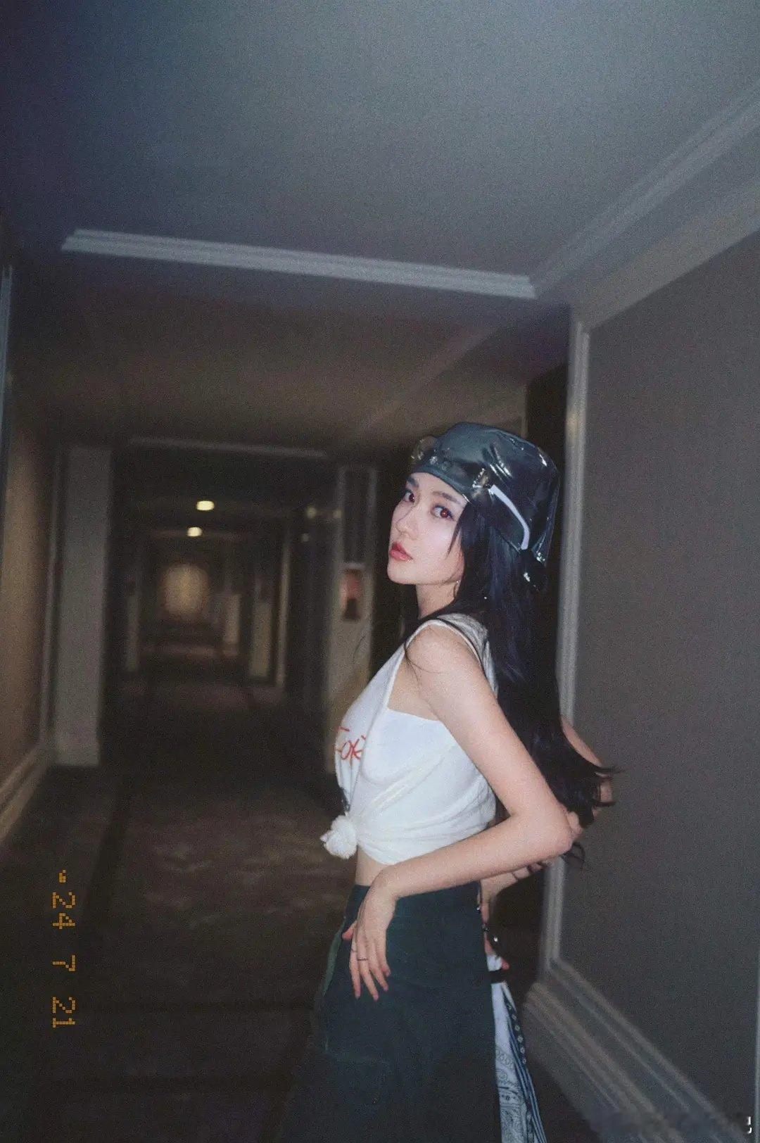 梁洁桃花坞千禧辣妹妆，好酷～ ​​​