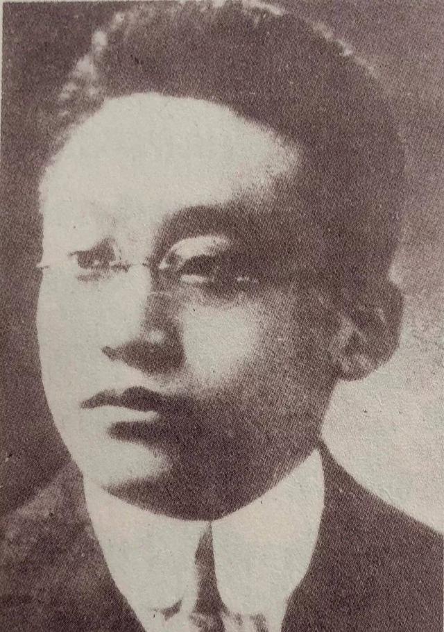 1917年，他从美国学成归来，
在轮船上对朋友说：
“我要使全中国人民都受到教育
