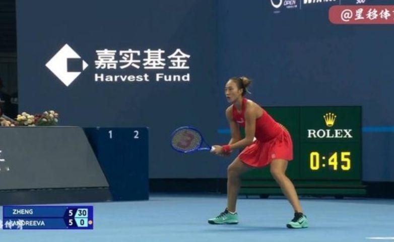 郑钦文一记ACE制胜，里巴看嗨了，全场沸腾！