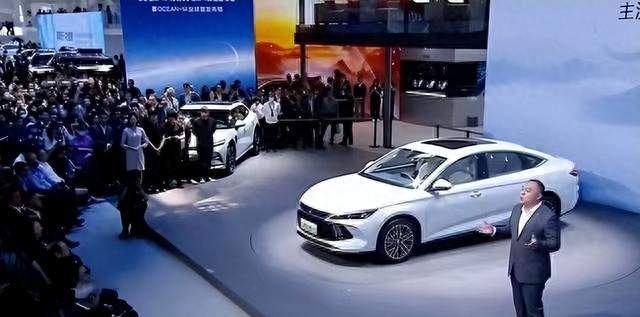 渗透率65.7%！每10辆新车7辆绿牌，燃油车慌了吗？