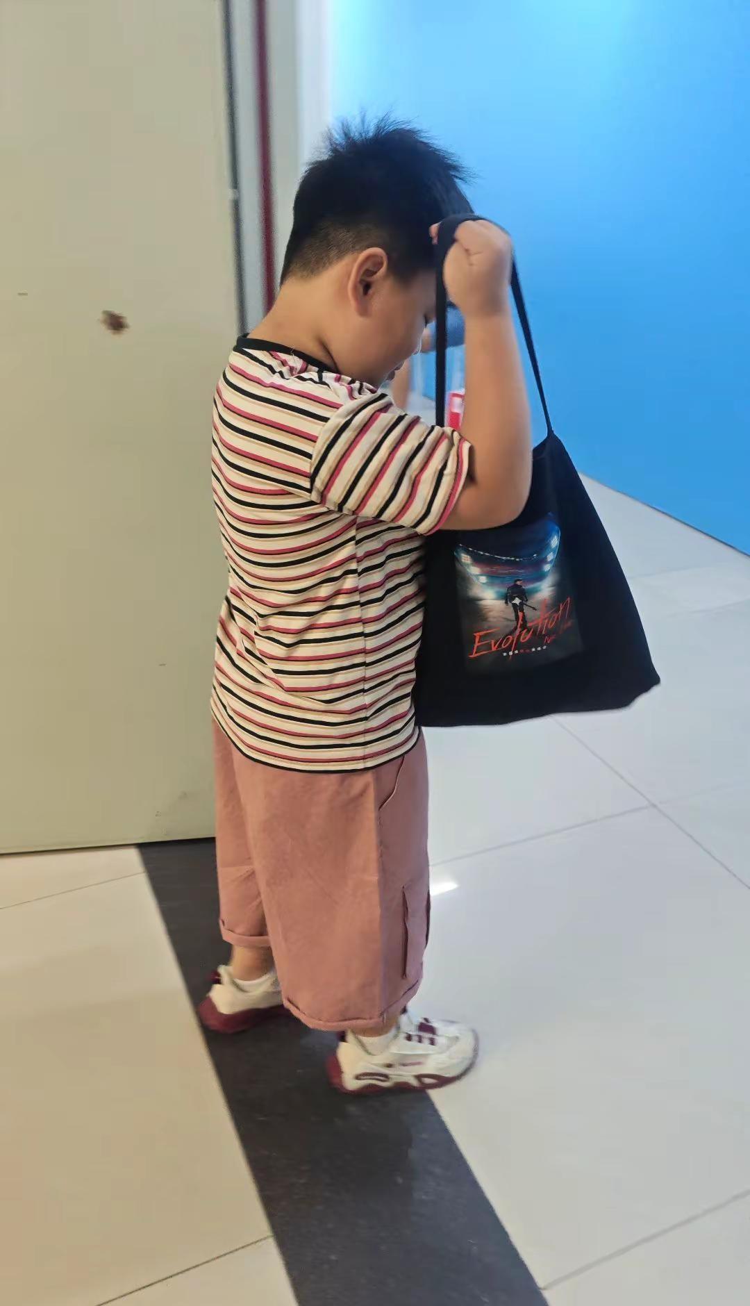 提着进化来上课，告诉老师同学他喜欢锋哥 @锋味 锋哥快来看，我帮你养的小锋迷，大