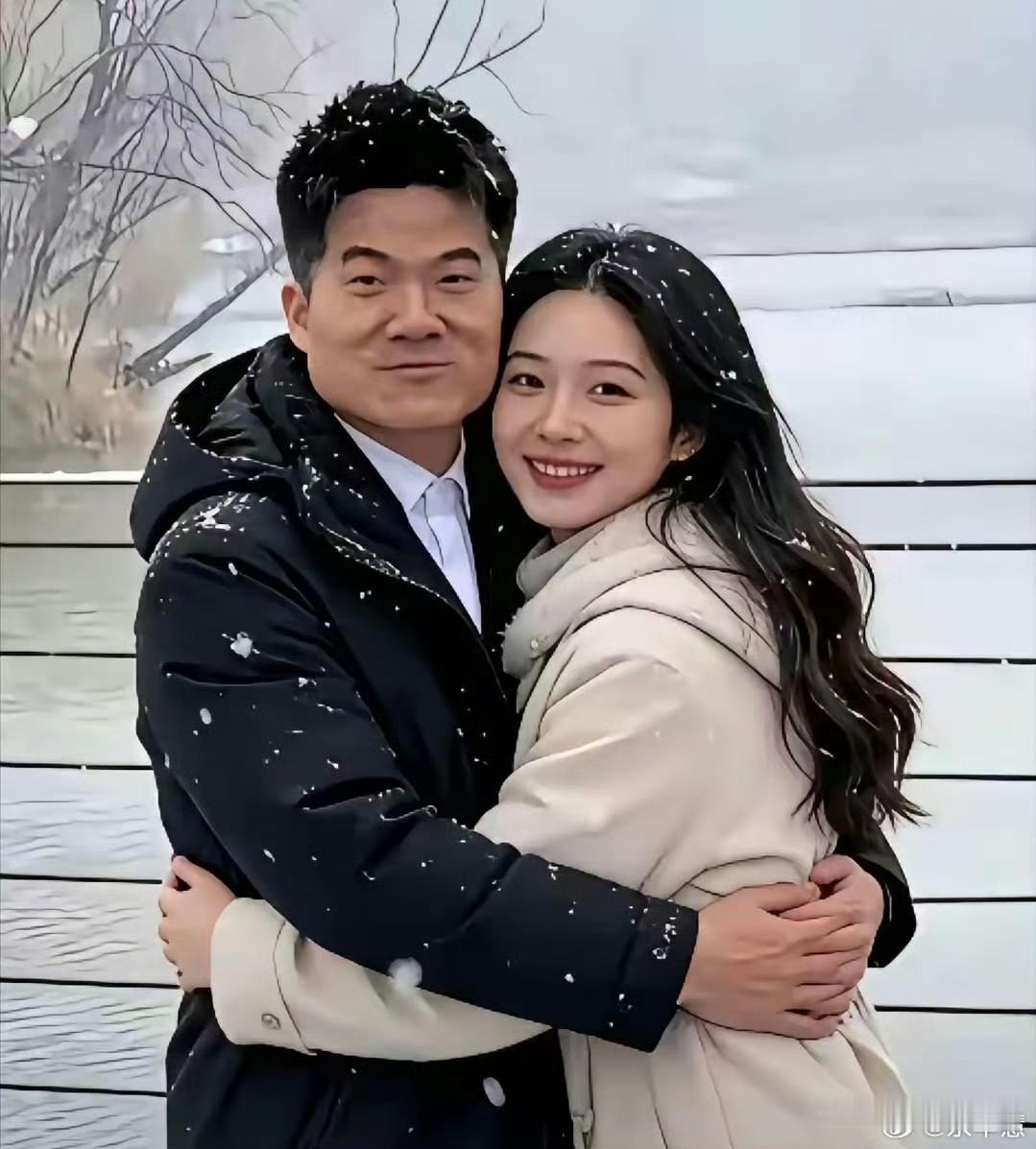 看到这张图被吓一跳！董宇辉新的一年心有所属了吗？不知道是不是P上去的，但看着很真