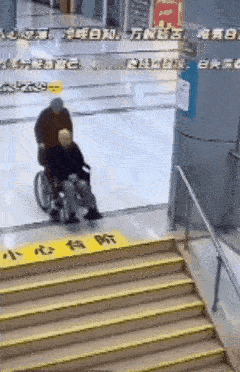 不经他人苦，莫劝他人善。天道有轮回， 苍天饶过谁，年轻时善待媳妇啊！
据说是摆拍