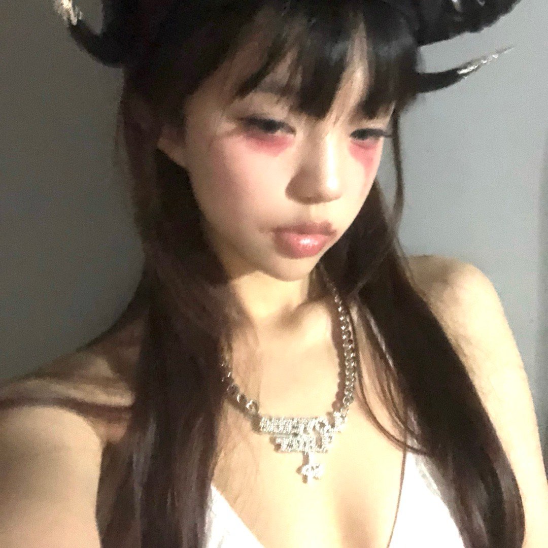 口红抹眼袋 嘴角抹两撇 十秒万圣妆容： ​​​