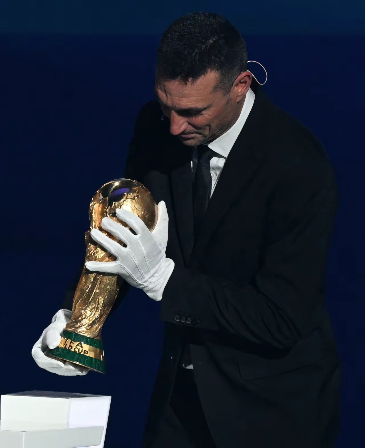 因凡蒂诺向阿根廷主帅斯卡洛尼致歉在世界杯抽签仪式上，斯卡洛尼在归还大力神杯时佩戴