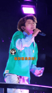 被王源舞台弹簧式活力惊到王源南京演唱会舞台状态火力全开，整场不停奔跑跳跃，弹簧般