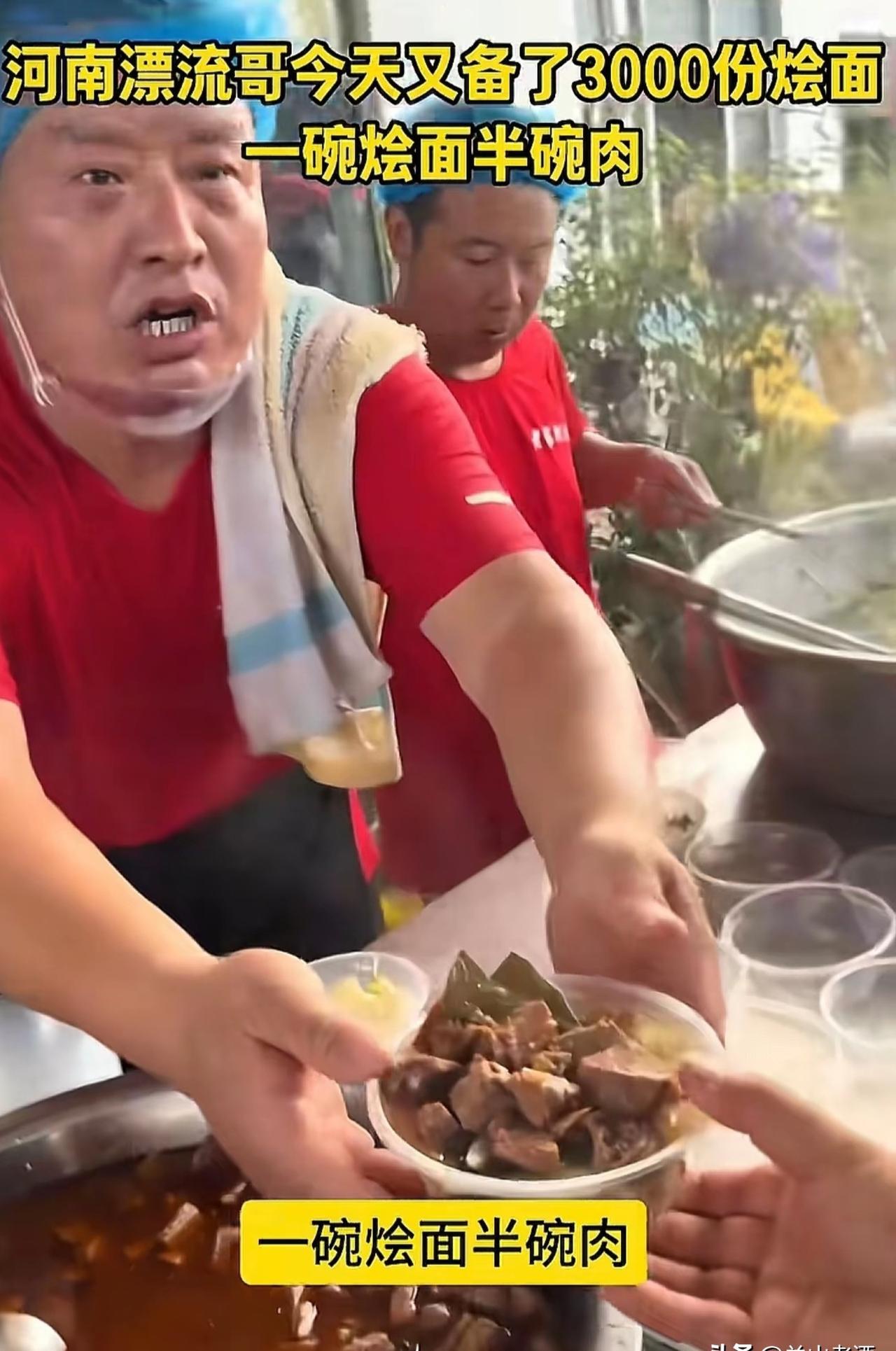 河南大哥赵占胜，

正在广西洪水灾区支锅煮面。

突然有人告诉他：你儿子高考68