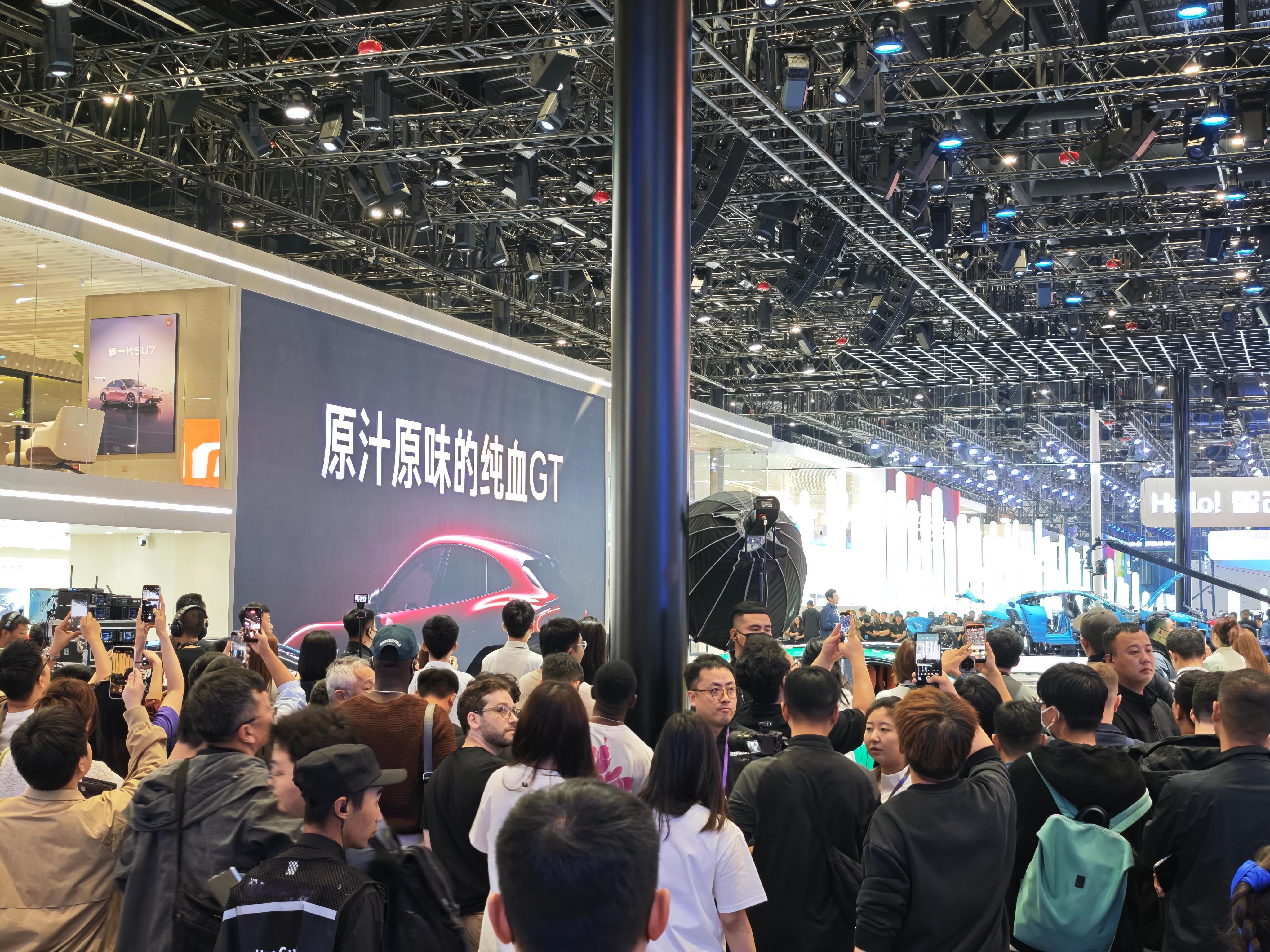 小米展厅依旧人山人海，YU7GT今年发布，今年还会有个低配版的YU7，小米要把Y