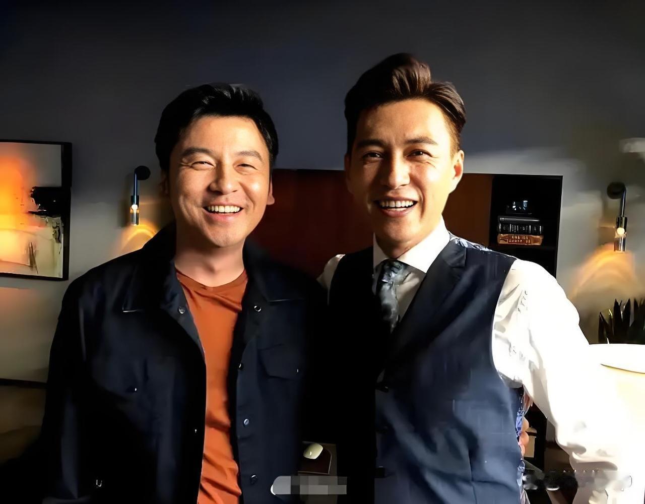 靳东与雷佳音：书脊与书页之
间

要是非在靳东和雷佳音之间选一个，这题还真有点难