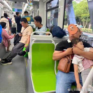 地铁上看到一幕让我心生疑问，旁边有座位为何不坐呢，这样子，也不会坐的难受。 ​​