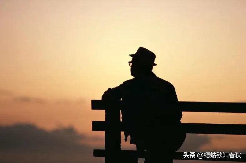 人到中年才懂：最靠得住的，从来不是钱和朋友
 
人到中年，慢慢就活明白了。
 