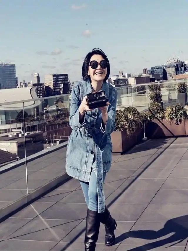 56岁许晴又放飞自我！不仅不丑反而意外时髦🔥  
谁说年龄是时尚的界限？许晴用