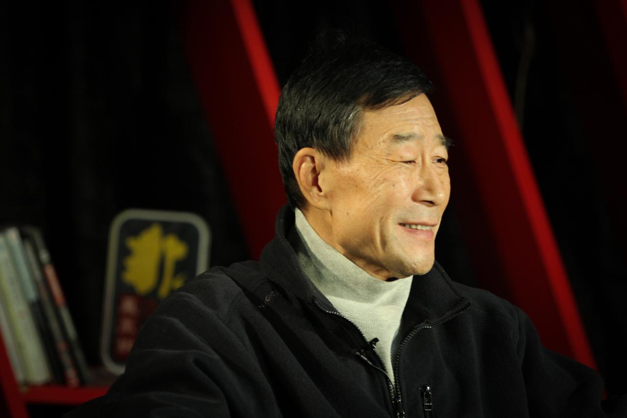 众星环绕、李雪健执手相敬！这位让半个影视圈躬身的长者，藏着中国电影的半段传奇
 