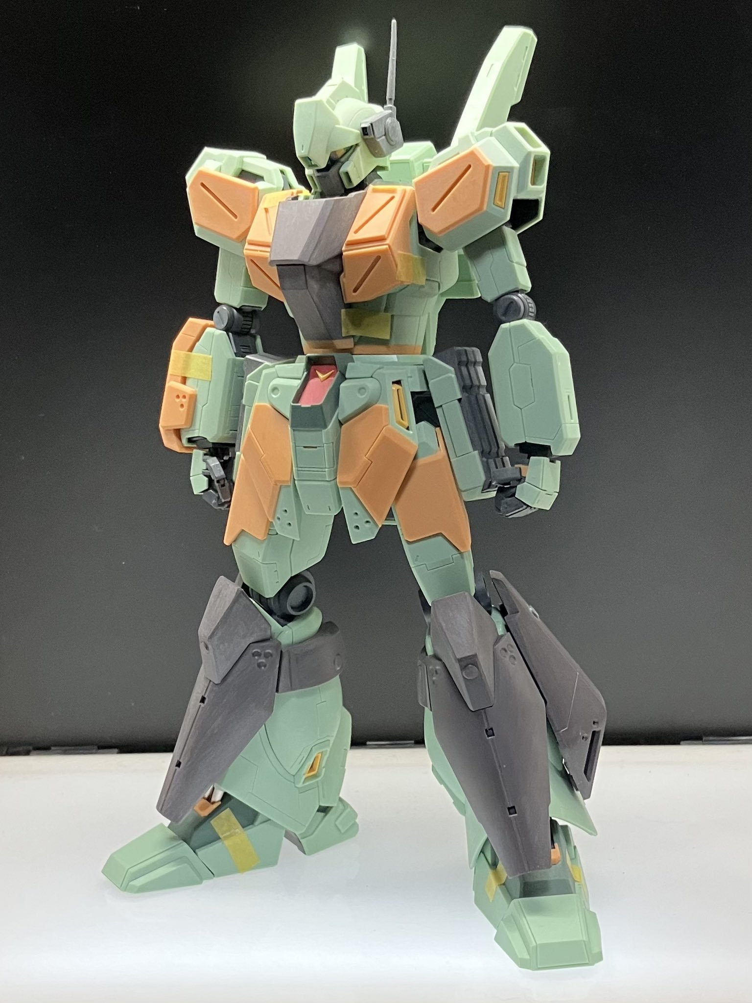 拳王正在制作中的MG杰钢，通过追加的胶板表现强化装甲的落差，效果比预想还好