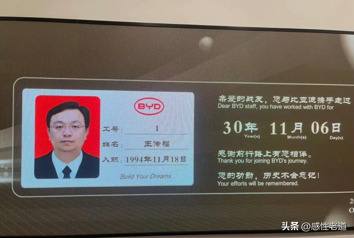 翻看刘强东、王传福等商界大佬创业初期的办公旧照，很难不心生感慨。没有气派的写字楼