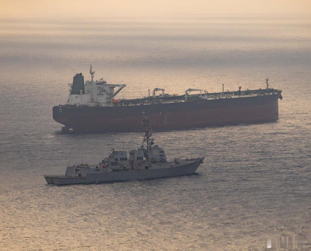 美军称拦截一艘驶向伊朗港口的伊朗船只！美东时间4月24日，美国中央司令部在其官方