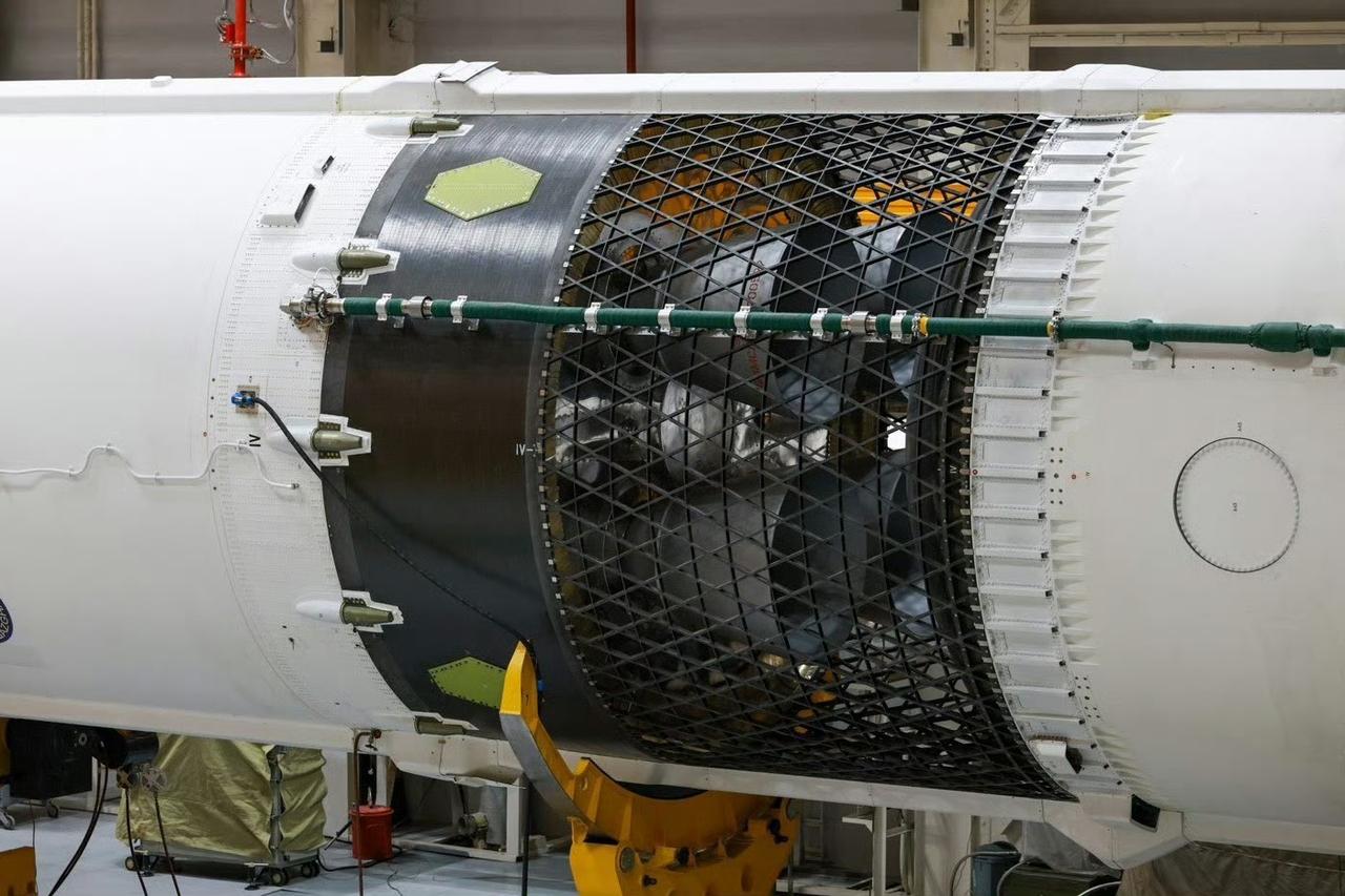 俄罗斯联盟5号火箭上的热分离结构，靠着二级火箭的发动机，暴力踹开。

俄罗斯联盟