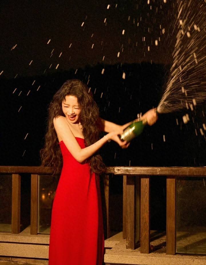 孙怡好仙孙怡好有冲击力的美貌蓬松卷发配浅色系长裙，像林间走出来的月光美人，温柔又