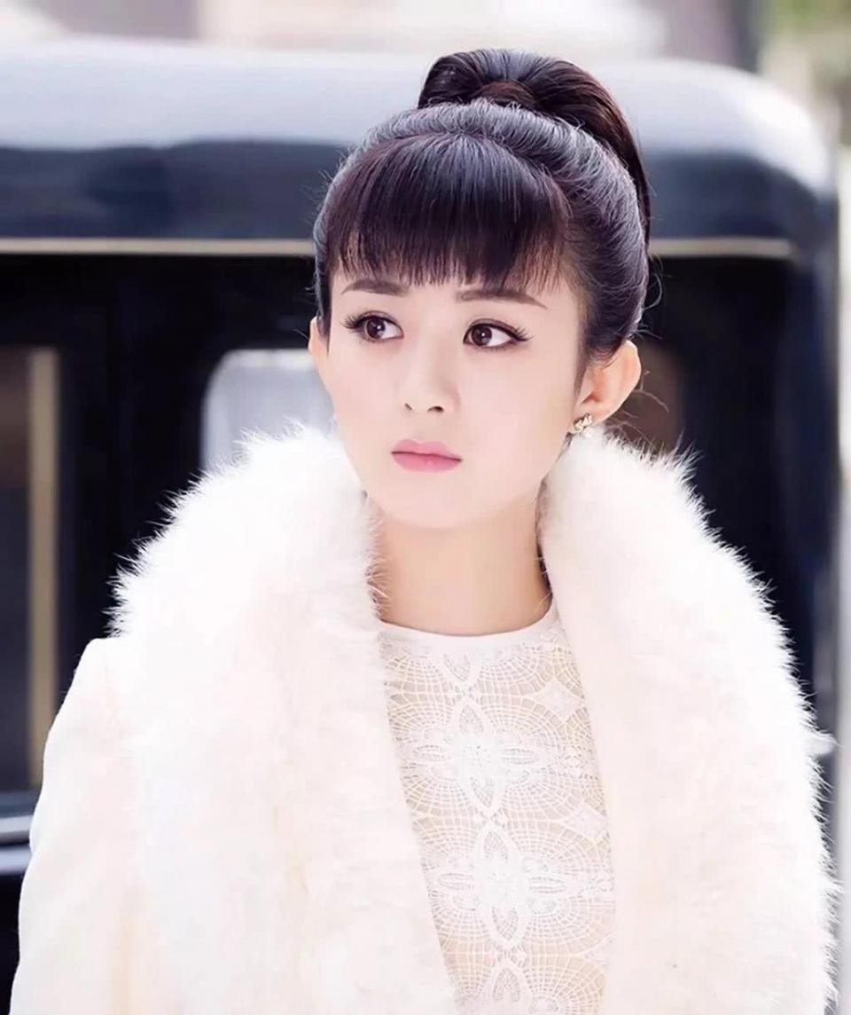 赵丽颖 齐刘海的造型 乖巧甜美又好看 满满的胶原蛋白 少女感十足！ ​​​